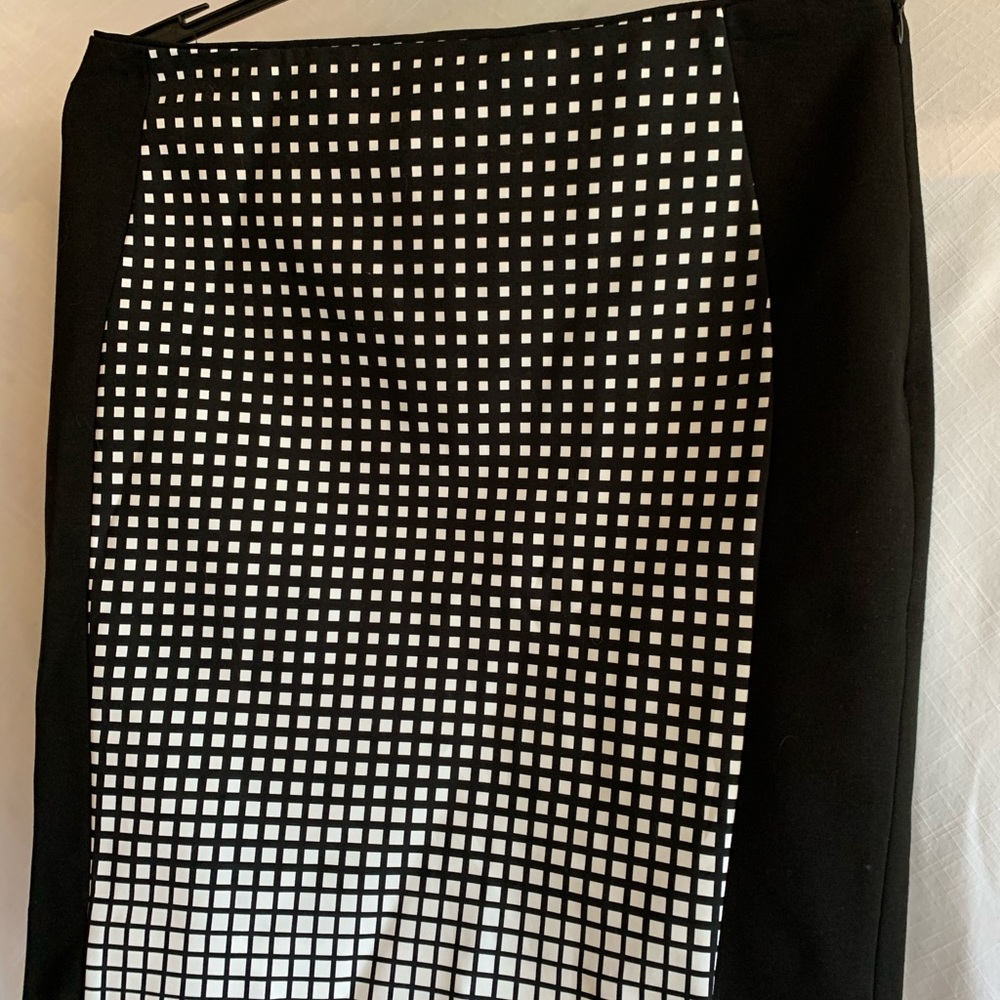 WHBM Cute black/white pattern skirt size 6